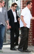 Роберт Паттинсон и Пирс Броснан (Pierce Brosnan, Robert Pattinson) 2009-07-08 on set of Remember Me in Queens - 21xHQ Dc134a202419707